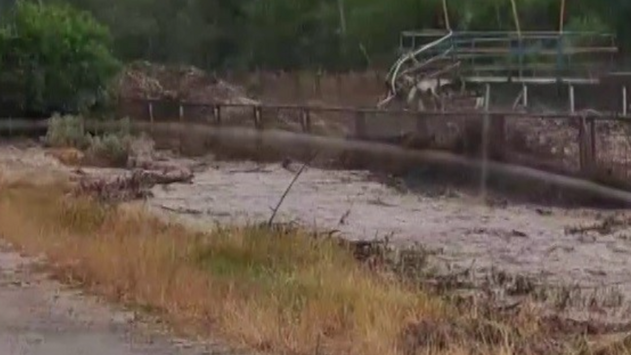 Köprü yıkıldı, yollar zarar gördü!