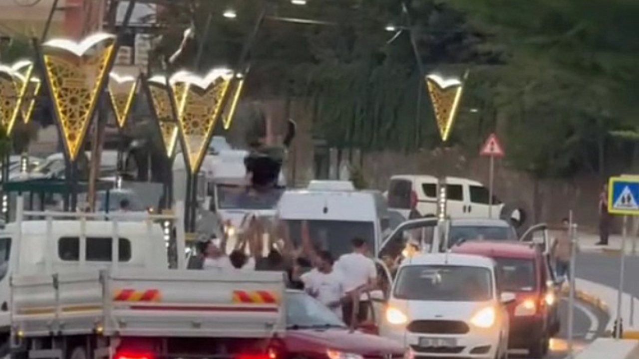 Pendik’te asker eğlencesi diye trafiği kapattılar