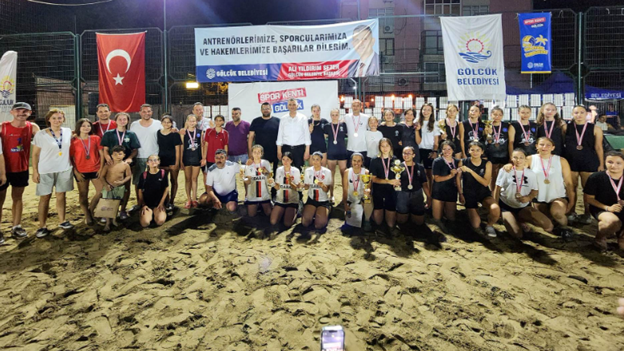 Plaj voleybolunda ödüller sahiplerini buldu