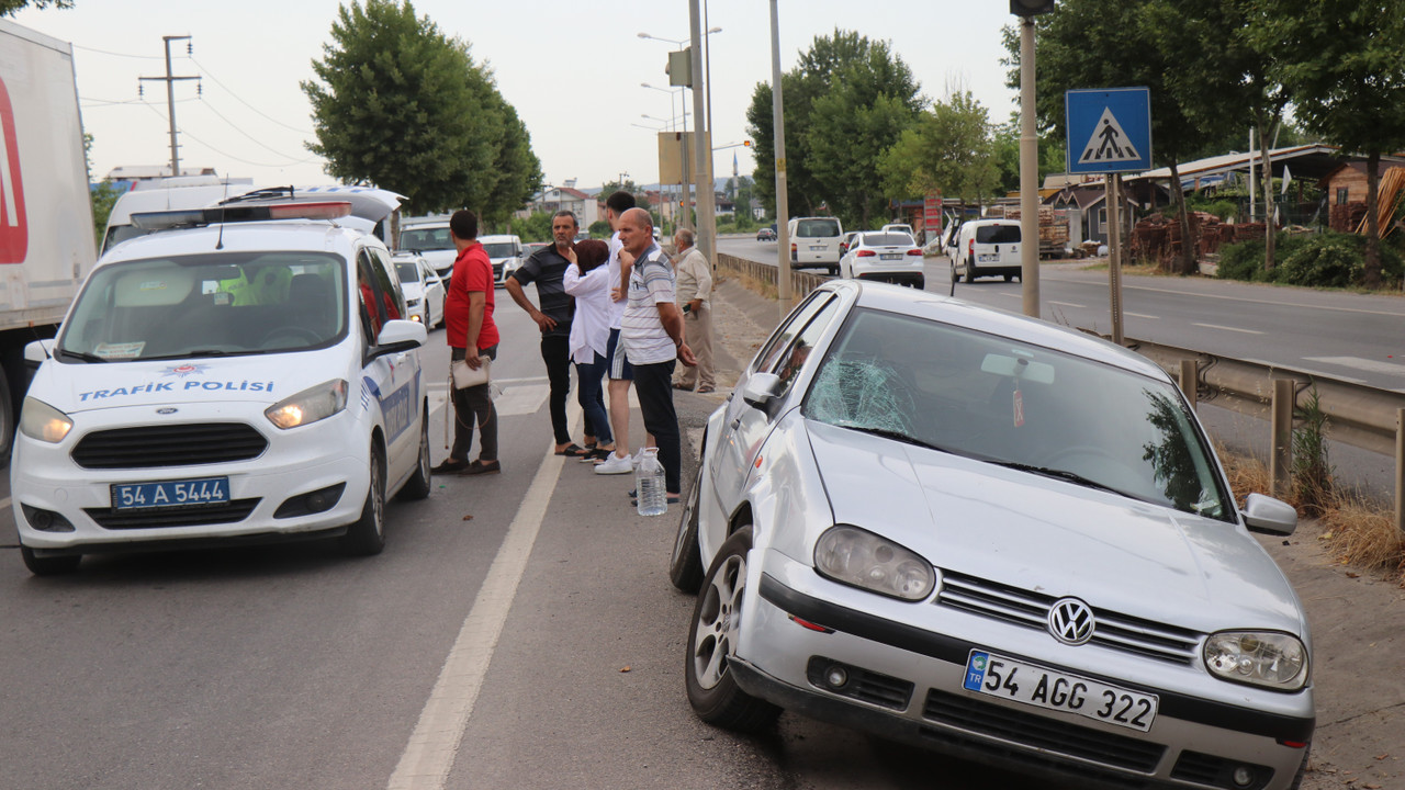 Sakarya'da feci kaza: Otomobil yaya geçidinde anne ve iki çocuğuna çarptı