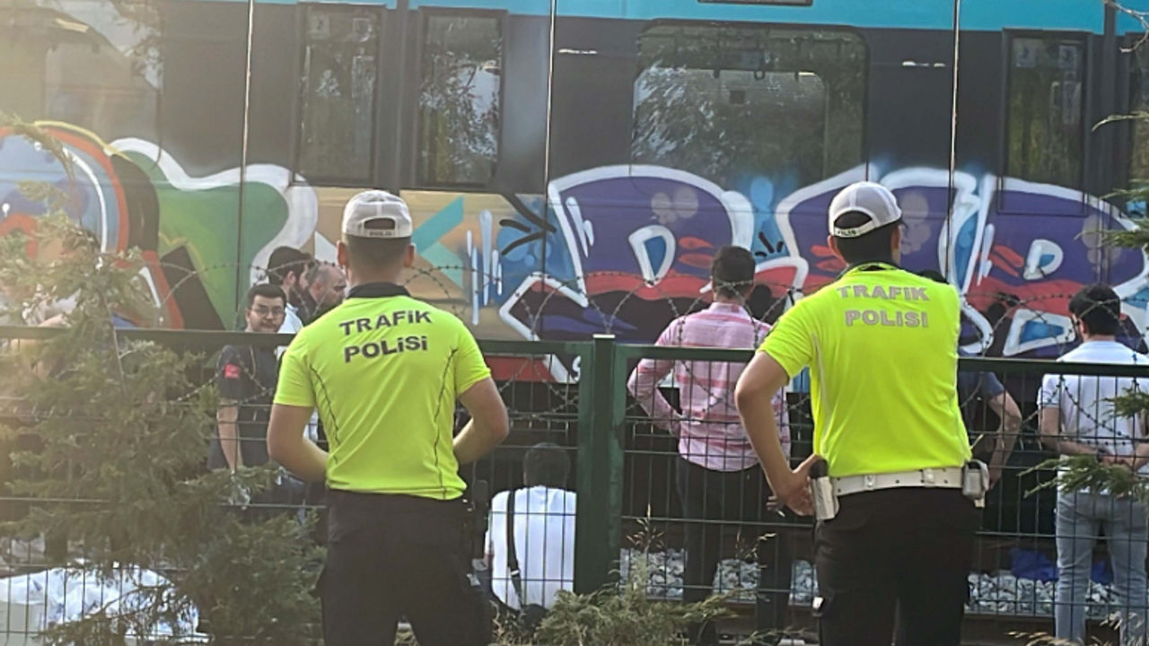 İstanbul'da Marmaray'da raylara atladı