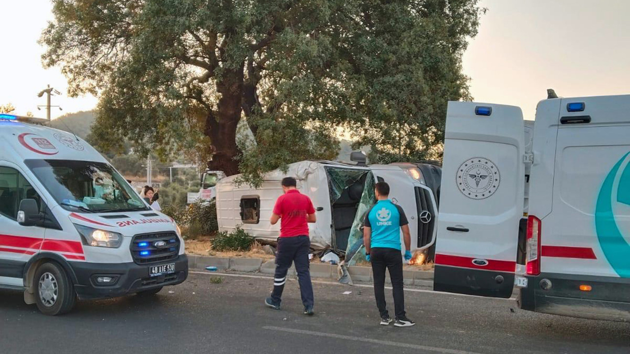 Milas'ta feci kaza: Tur minibüsü takla attı!