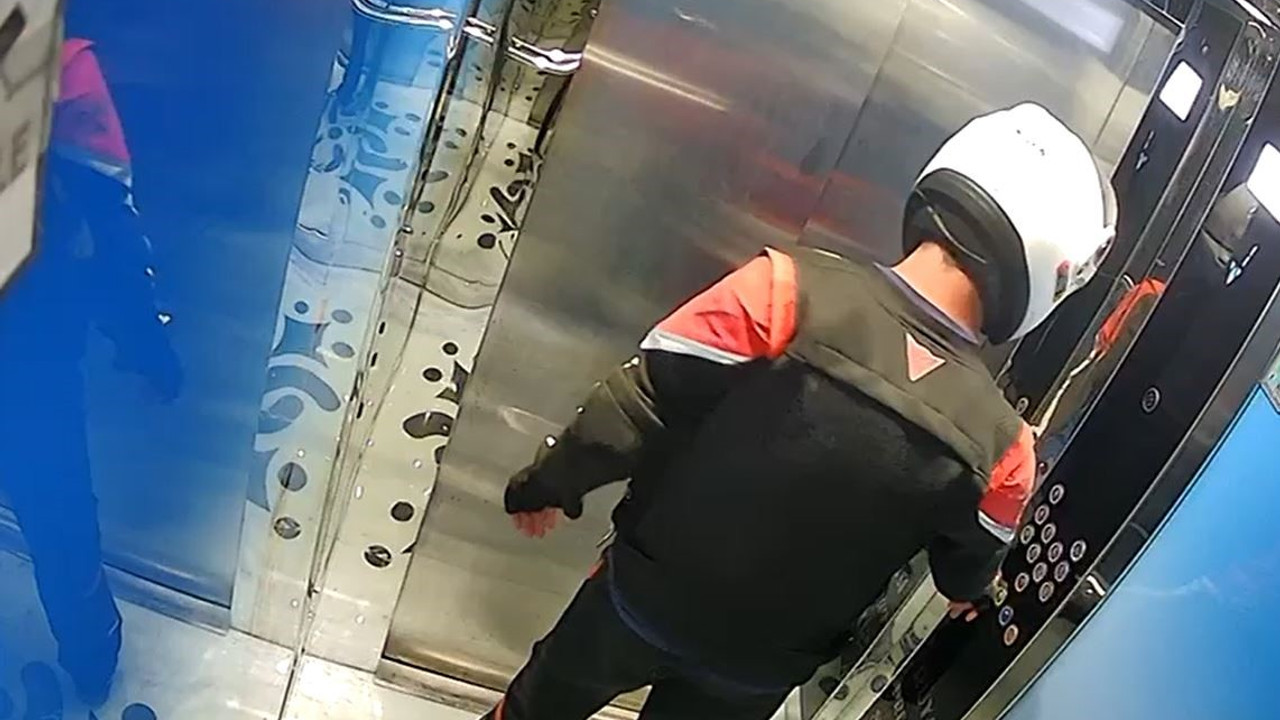 Önce asansöre tuvaletini yaptı sonra mahsur kaldı