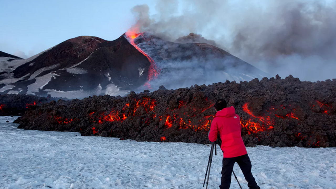 Yanardağ sessizliğini bozdu: Etna lav püskürtüyor