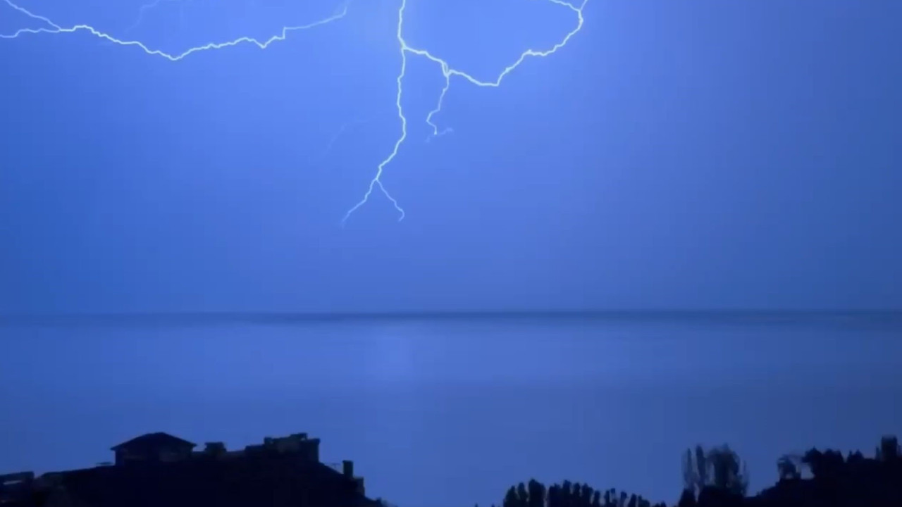 Van Gölü üzerinde müthiş görüntüler! Geceyi gündüze çevirdi