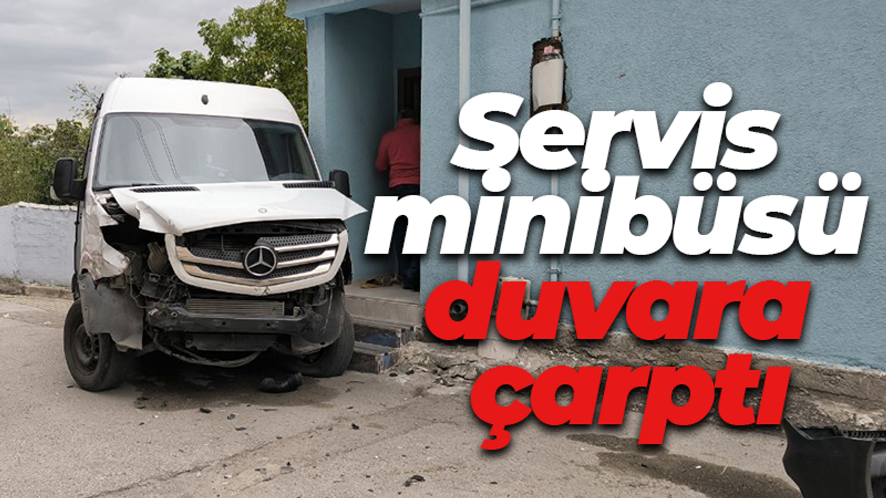Kamyonetle çarpışan servis minibüsü evin duvarına çarptı