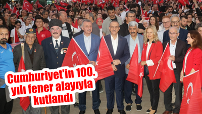 Cumhuriyet'in 100'üncü yılı fener alayıyla kutlandı