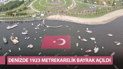 Denizde 1923 metrekarelik bayrak açıldı