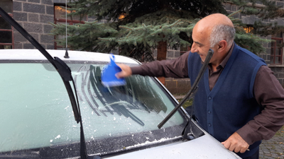 Hava sıcaklığı eksi 5 dereceyi gördü, araçların camları buz tuttu