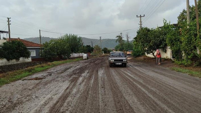 Sel vurdu: Bir kişi öldü, evler çöktü