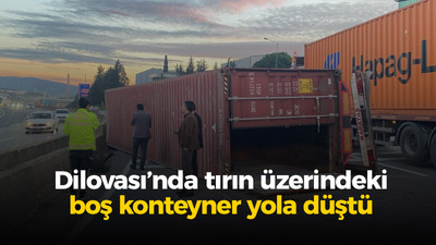 Dilovası’nda tırın üzerindeki boş konteyner yola düştü