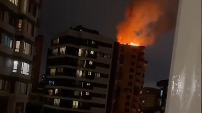 Kadıköy'de 14 katlı binaya yıldırım düştü