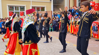 Nuh Çimento İmam Hatip Ortaokulu'nda coşkulu 29 Ekim gösterisi