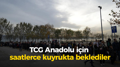 TCG Anadolu için saatlerce kuyrukta beklediler