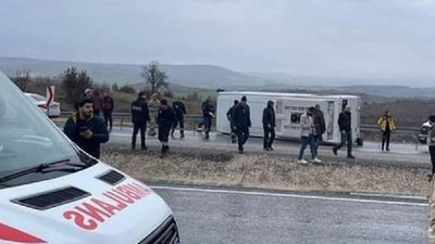 Futbolcuları taşıyan minibüs devrildi: 10 yaralı