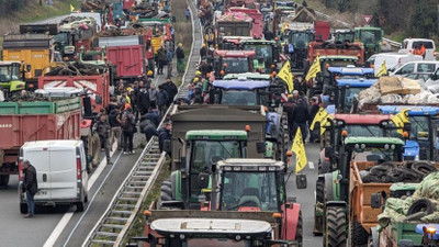 Fransa'da işçiler yolu kapattı