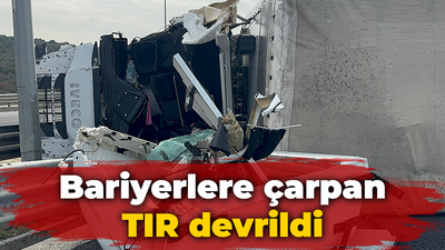 Bariyerlere çarpan TIR devrildi