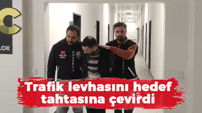 Trafik levhasını hedef tahtasına çevirdi gözaltına alındı