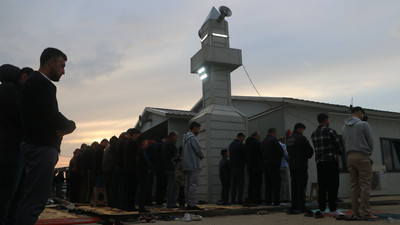 Konteyner camide namaz kıldılar