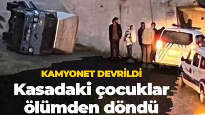 Kamyonet devrildi, kasadaki çocuklar ölümden döndü