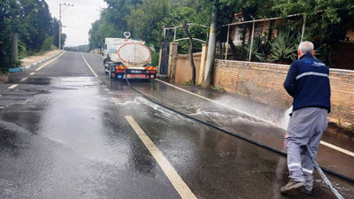 Cadde ve sokaklar tazyikli suyla yıkanıyor