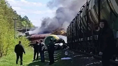 Tren raydan çıktı! Vagonlar alev aldı