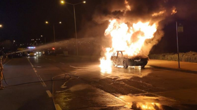 Arnavutköy’de iki çocuğun oyunu kötü bitti : Otomobili yaktılar