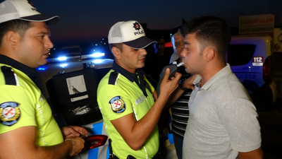 Alkol testinden geçmek için su içti fakat işe yaramadı