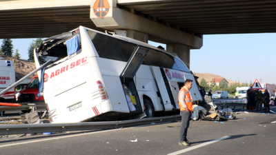 Ankara'da yolcu otobüsü kaza yaptı çarptı: ölü ve yaralılar var