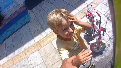 Bodrum’da güldüren görüntü! Kask takmayan çocuğa çizgi film yasağı