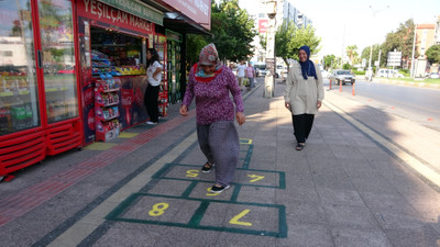 Mersin’den gülümseten görüntü! Herkes ‘sek sek’ oynayarak geçiyor