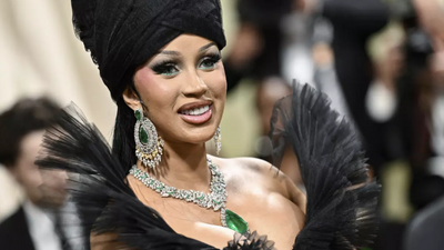 Cardi B, Offset'ten üçüncü çocuğunu kucağına aldı: 'En güzel küçük şey'