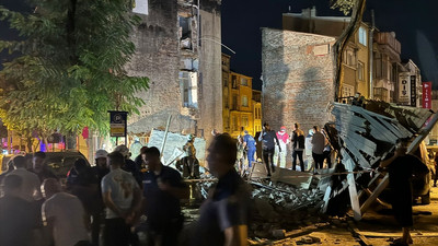 3 katlı metruk bina çöktü