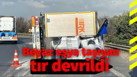 Beyaz eşya taşıyan tır devrildi!