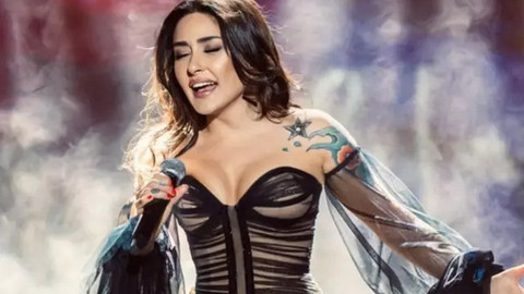 Melek Mosso'dan olay sahne kostümü!