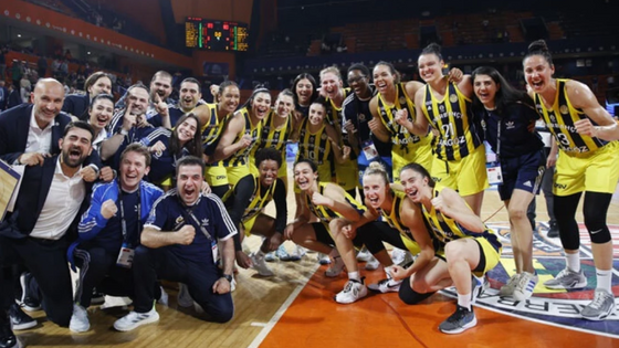 Fenerbahçe'nin kadın basketbolcuları üst üste altıncı kez şampiyon!