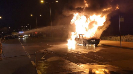 Arnavutköy’de iki çocuğun oyunu kötü bitti : Otomobili yaktılar