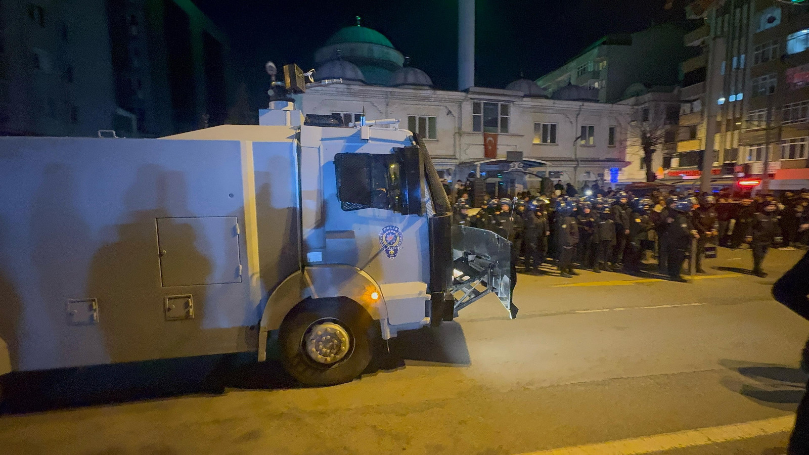 AK Parti’ye yürümek isteyen gruba polis müdahale etti! - Resim : 2