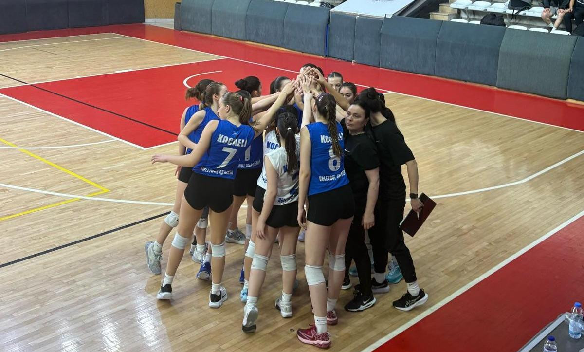Voleybol’da TARİHİ zafer! Fenerbehçe’yi devirdiler! “3-1” - Resim : 1