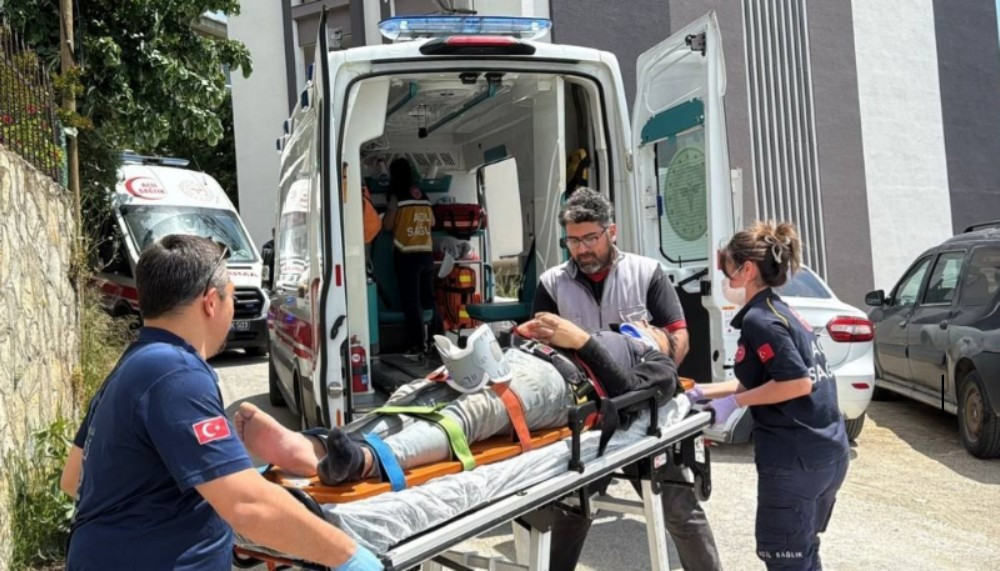 İnşaattan düşen 2 işçi ölümden döndü! - Resim : 1