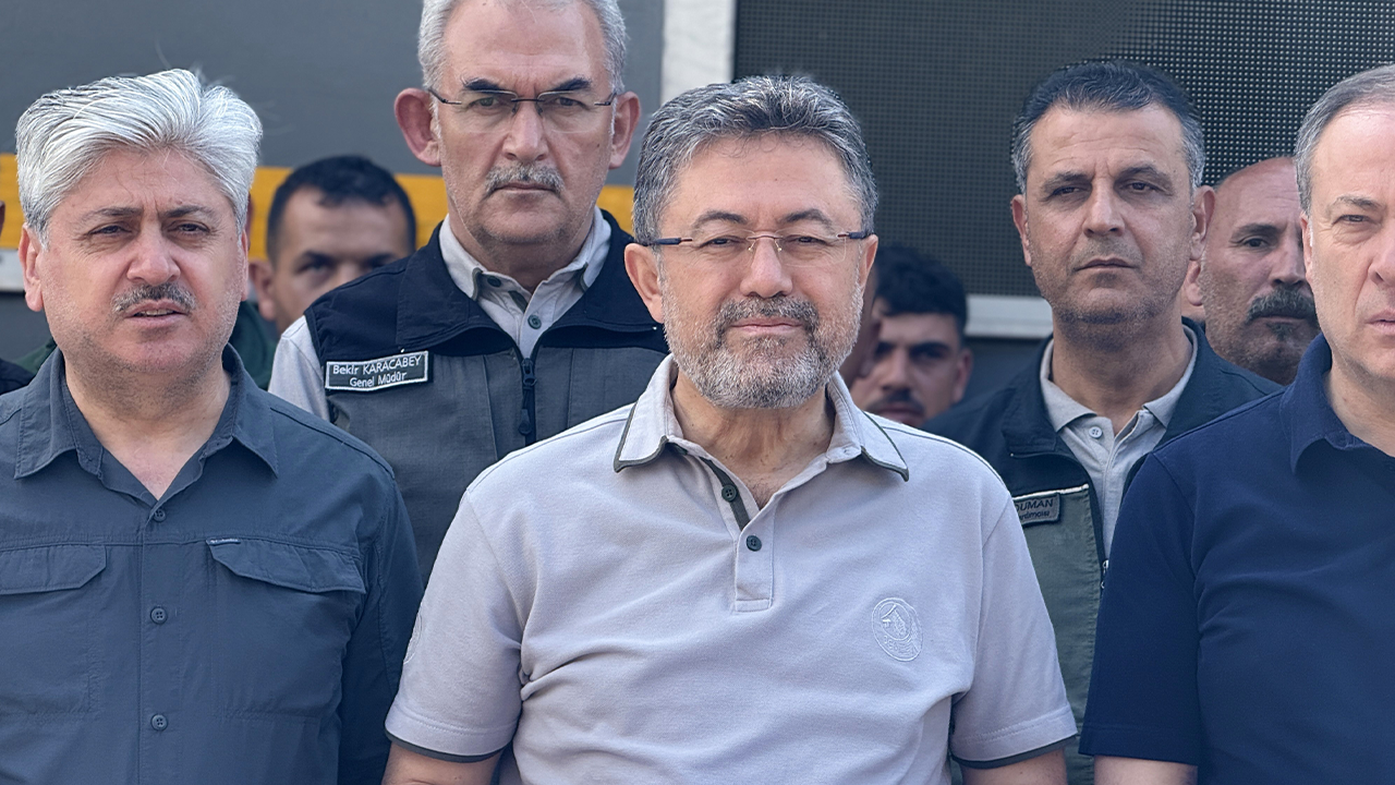 İbrahim Yumaklı: Sakarya'da devam eden yangın büyük oranda kontrol altına alındı - Resim : 1