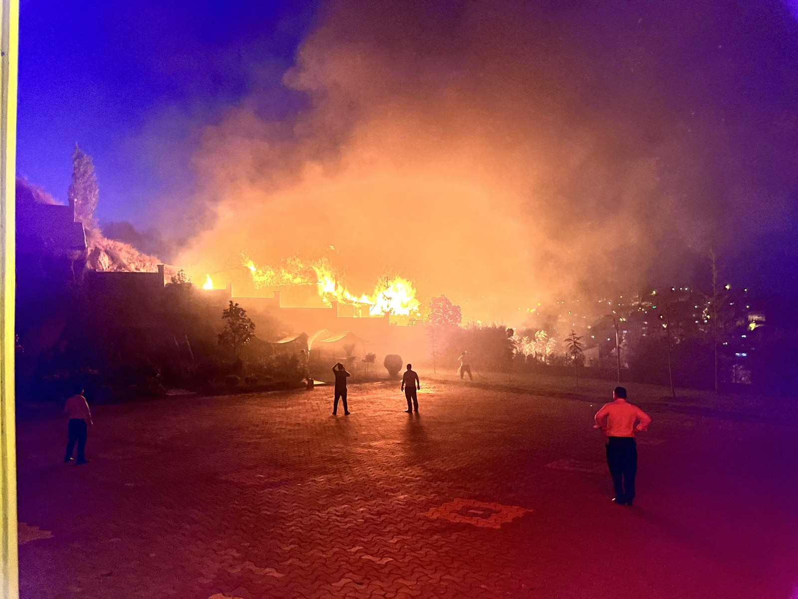 Alevlere teslim olan 3 ev kullanılmaz hale geldi! - Resim : 1