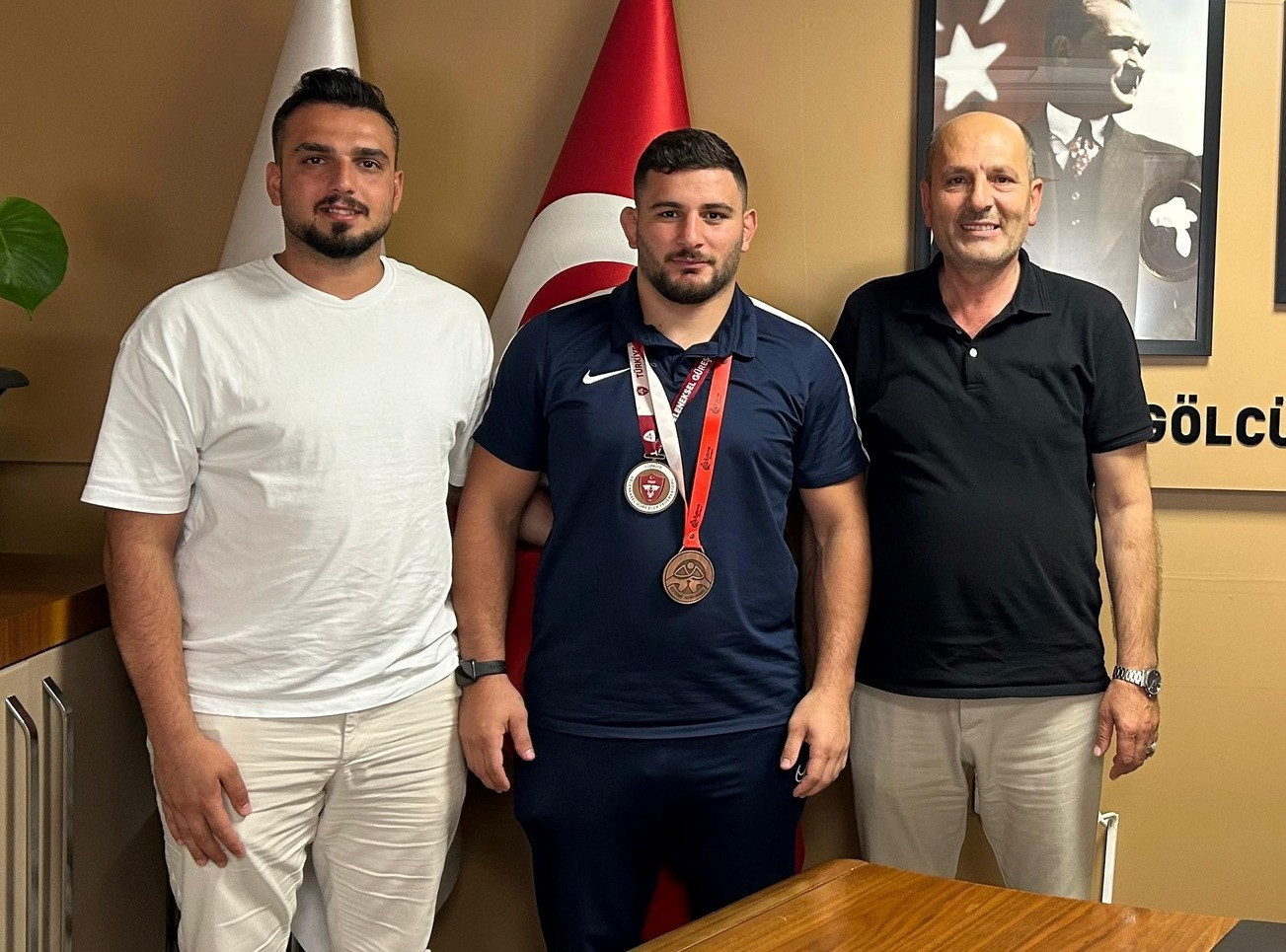 Abdulrefik Öner tebrikleri kabul ediyor - Resim : 1