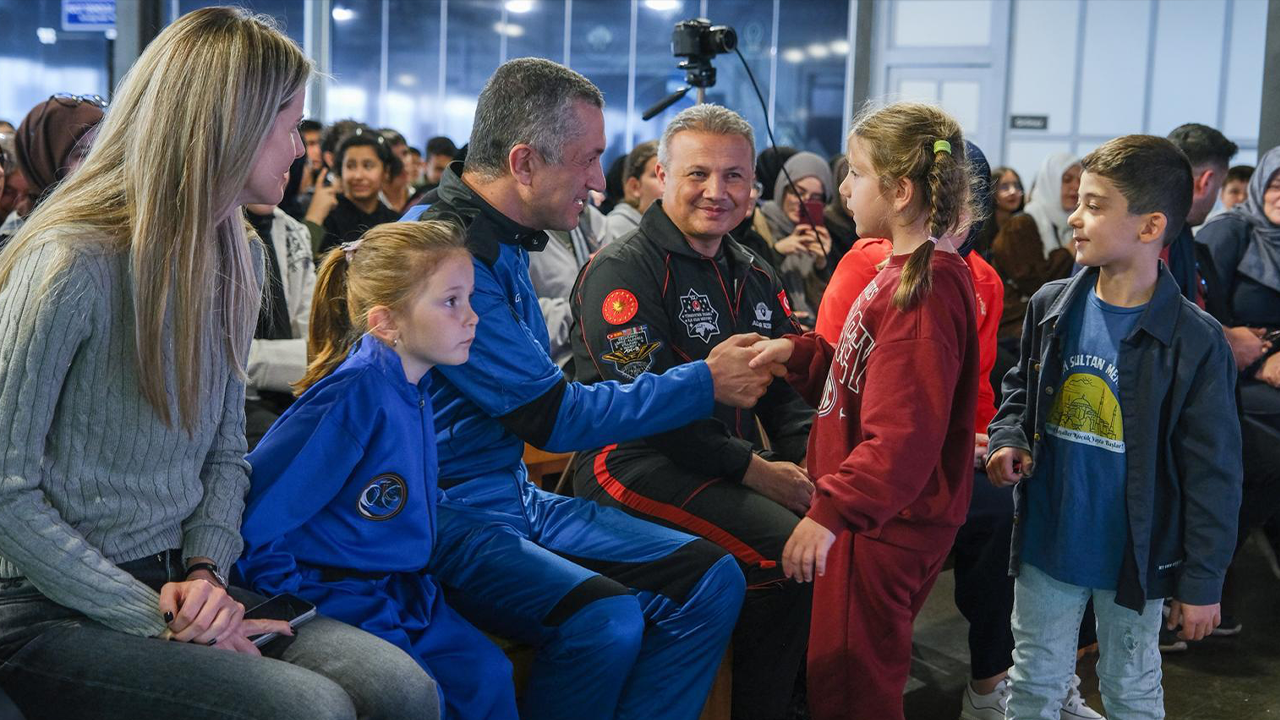 Alper Gezeravcı Kocaeli'de gençlerle bir araya geldi - Resim : 1
