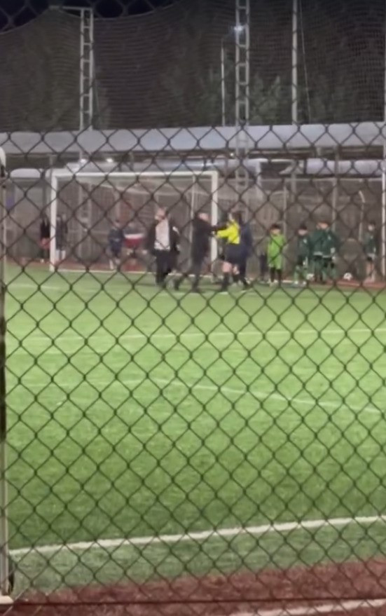 U12 Ligi'nde kadın hakeme çirkin saldırı! - Resim : 2